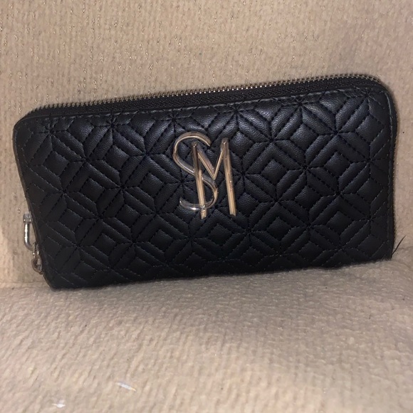 Steve Madden Handbags - 🖤EUC Steve Madden Leather Black zipper around wallet!